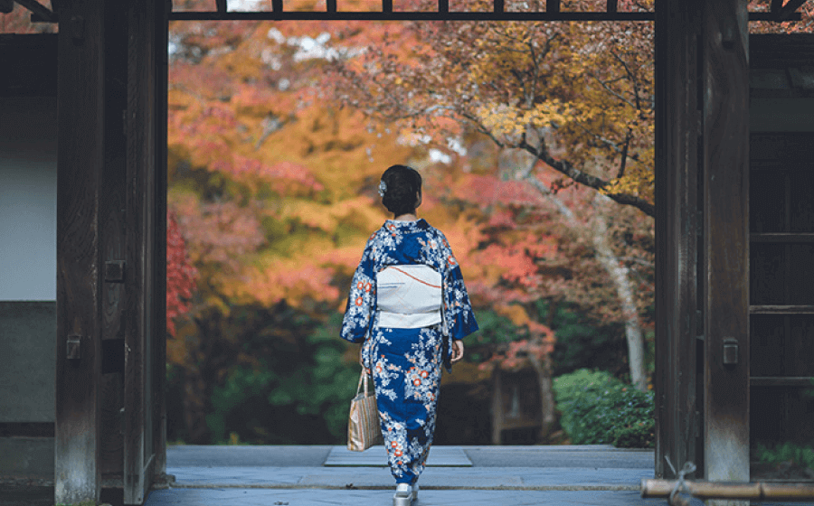 紅葉と一緒に映る浴衣姿の女性