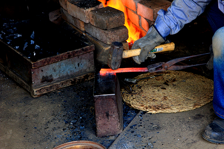 1-day Osaka's Timeless Charms Tour: Shrine, Knives, and Castle Delights