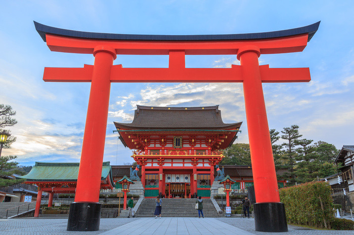 Half-day (AM) Kyoto Tour: Vermillion Shrine Gates and Sake Brewery Delights