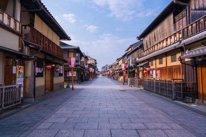 Morning Kyoto Cherry Blossom Tour: Garden, Riverside Walk, Gion Geisha District